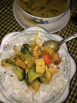 גרין קארי עם אורז at Veggie Tables in Vang Vieng