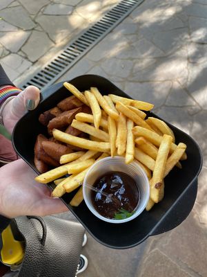 Salsicha vegana com fritas e barbecue  at Biergarten Aldeia in Nova Petropolis