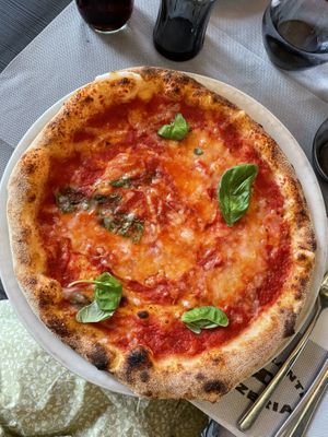 Pizza margharita  at Pizzeria 3D in Lido Di Camaiore