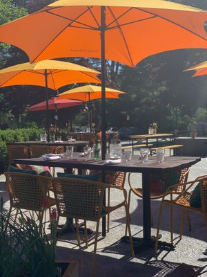 Outdoor dining at Bandaloop in Arundel