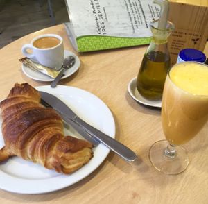 Vegan breakfast set at Tres Semillas in Alicante