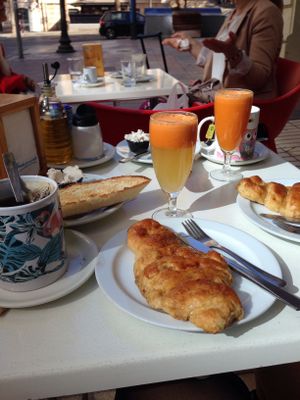 Breakfast set at Tres Semillas in Alicante