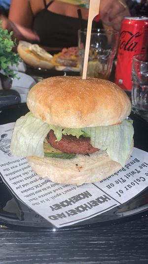 Panino vegano con burger vegano, cipolla caramellata, insalata e zucchine grigliate  at Los Locos in Ischia