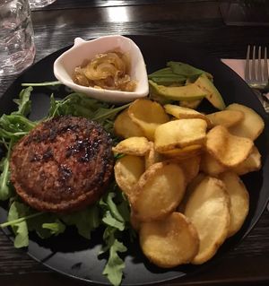 Hamburger vegano e patatine   at Los Locos in Ischia