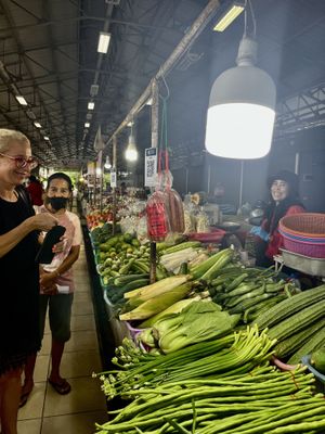 Stéphanie and Peedam guide us through our veggie shopping 🥬   at Infusion Thai Cooking Class in Koh Samui