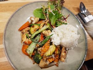 Irgendwas mit Reis, Gemüse und Garnelen. Portion sieht klein aus, ist aber ausreichend. at Pho Bui - Vietnamesische Küche in Heidenheim