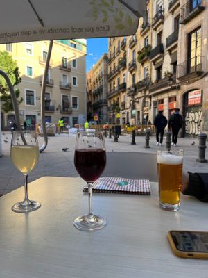 Wine and tap beer at Santa Vegana in Barcelona