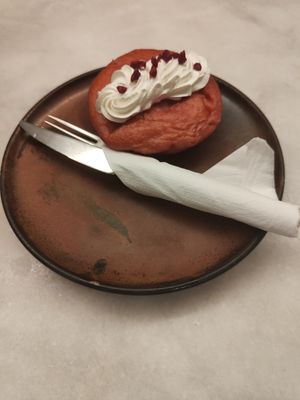 Donut de frambuesas (relleno de chocolate) at Santa Vegana in Barcelona