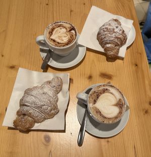 Brioches al cioccolato e cappuccino di avena  at Santa Vegana in Barcelona
