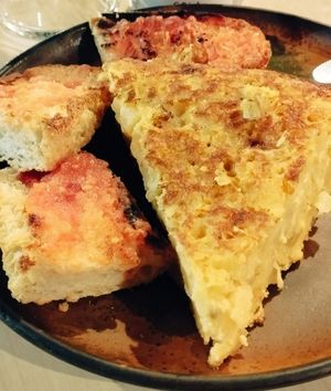 Tortilha de cebola e batata 🤤 at Santa Vegana in Barcelona