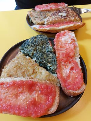 Frittate servite con bruschette at Santa Vegana in Barcelona