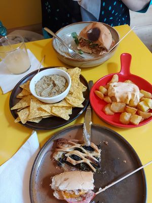 Hummus con tortillas, patate con sasa, panino e sfoglia ripiena di spinaci e uvetta at Santa Vegana in Barcelona