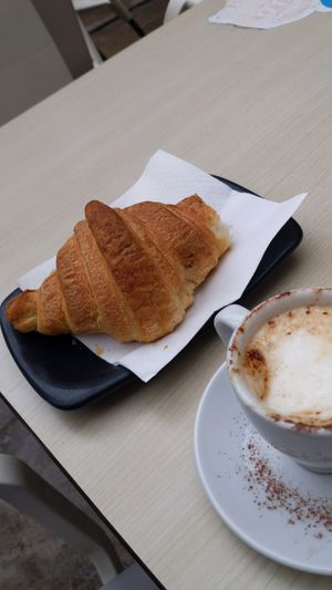 Croissant i cafè vegà at Santa Vegana in Barcelona
