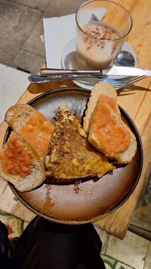 Las tortillas vienen acompañadas de un rico pan de tomate con salsa de tomate y aceite de olivo 😋😍 at Santa Vegana in Barcelona