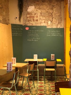 Mesas y lista de bebidas at Santa Vegana in Barcelona