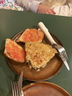Leek tortilla with tomate on bread  at Santa Vegana in Barcelona
