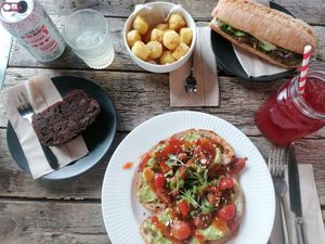 Chocolate and courgette loaf, hash browns, smashed avo with sweet chilli sauce, hoisin sarnie and iced tea at Gaard 2 Coffee Hide in Sheffield