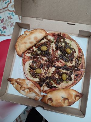 Vegetable pizza and empanadas at Menta y Limón in Buenos Aires