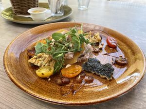 Vegan hartig gele bieten taartje  at Nieuw Westert in Egmond-binnen