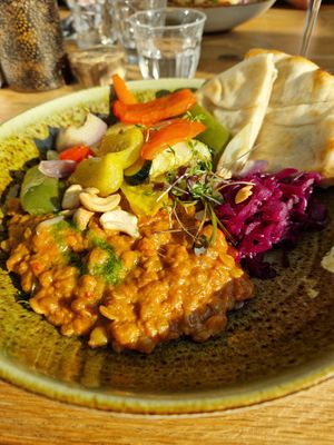 Linzencurry met gegrilde groenten,  rode kool en naanbrood. at Nieuw Westert in Egmond-binnen
