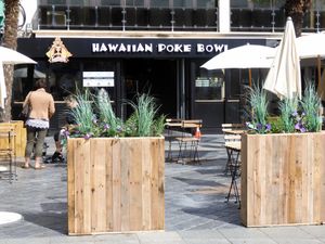 front with outdoor seating at Hawaiian Poké Bowl in Oostende