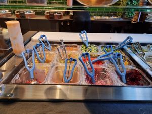 Counter with vegs at Hawaiian Poke Bowl in Bruges