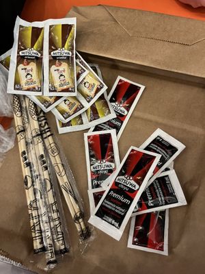 Sauces and chopsticks  at Dr. Sushi Veg in Manaus