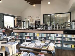 Papeterie et librairie dans le restaurant at Monsieur Papier in Plogoff