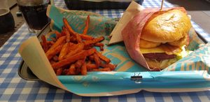 Vegan Mango onion burger with sweet potato fries at Bobby Burger in Sopot