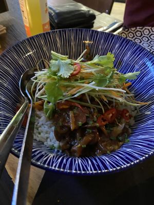Warme Erdnuss Bowl mit Teriyaki   at Sonderling in Bielefeld