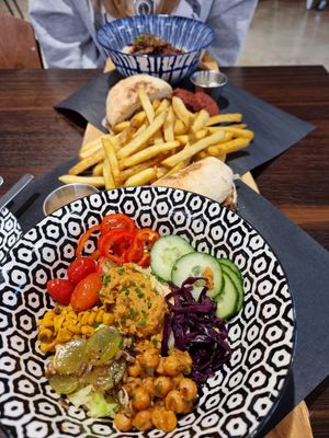 Probierplatte, BBQ Burger, Pommes, Nuggets, Dips, Salat, Bowl at Sonderling in Bielefeld