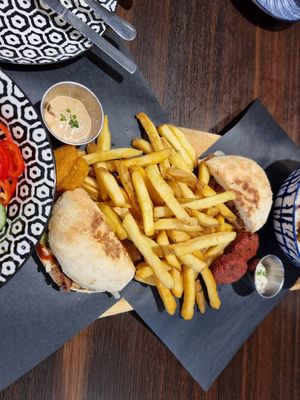 BBQ Burger, Nuggets und Pommes mit Teriyaki Dip at Sonderling in Bielefeld