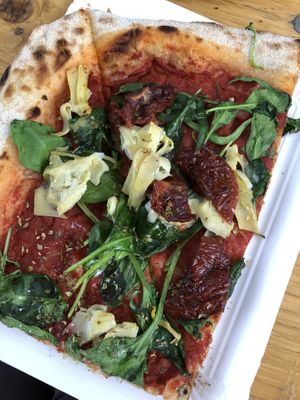 Artichokes, tomato and rocket pizza   at Nini e Pettirosso in Berlin