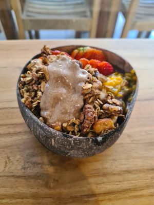 Almond butter and acai bowl at Con Calma Club in Santa Teresa