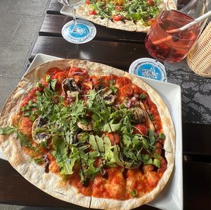 Flammkuchen Vega mit gegrillten Pilzen, Napolisauce, Lauchzwiebeln, Tomaten, Rucola, Balsamico Glace   at Bungalow 7 in Garmisch-partenkirchen