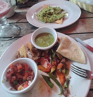Fajitas vegan, Guacamole mit Tortillas vegan at Café Mogagua in Isla Mujeres