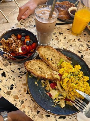 Brouillade de tofu + granola at Punch in Annecy