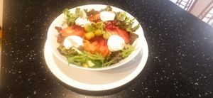 Salat mit Ziegenkäse at Madrid-Berlin Bistro in Fisterra