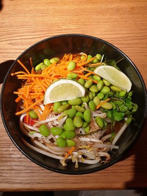 Vegan Noodle Soup- Zitronengrassuppe mit Sprossen, Karotten und Koriander, zusätzliches Topping Edamame at My Indigo Rosenheim Stadtmitte in Rosenheim