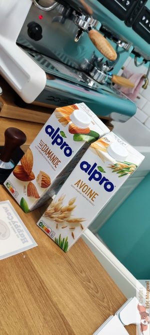 plant base milk choice at La Donuteria in Paris