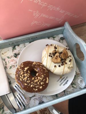Quella a sinistra è la ciambella vegana al burro di arachidi  at La Donuteria in Paris