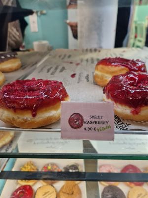 Très bon goût de framboise !! at La Donuteria in Paris