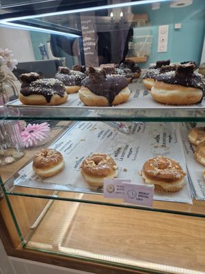 Donut Peanut Butter Vegan (l'étiquette est cachée) at La Donuteria in Paris