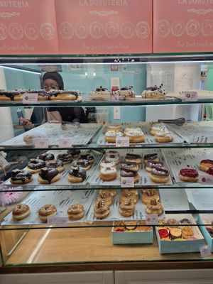 Vitrine en fin d'après-midi, encore pas mal de choix pour les options véganes ! at La Donuteria in Paris