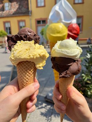 Dark chocolate, Mango, Kiwi  at Eiscafé Venezia in Weimar