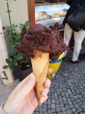Das ist *eine* Kugel! at Eiscafé Venezia in Weimar