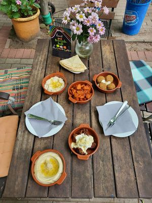 Eine bunte Mazza Auswahl at SAHA - das Waldcafé in Hamburg