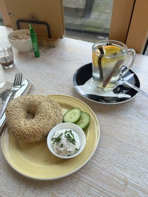 Sesambagel mit Schnittlauchfrischkäse + frischer Tee mit Zimt, Süßholz und Sternanis - 8,45€   at Bagels & Beans - Waterlooplein in Amsterdam