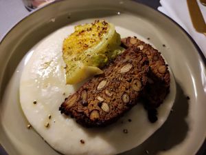 Polpettone di fagioli borlotti e capperi con pure patate e verza arrostita at FITO - Ristorante Vegetale e Cocktail Bar Botanico in Castiglioncello