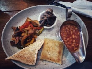 Vegan breakfast 8,50€ (There was more bread and orange jam, too.) at Gus O'Connor's Pub in Doolin